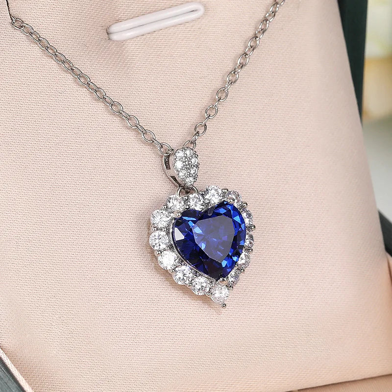 Colar Feminino com Pingente de Coração Azul