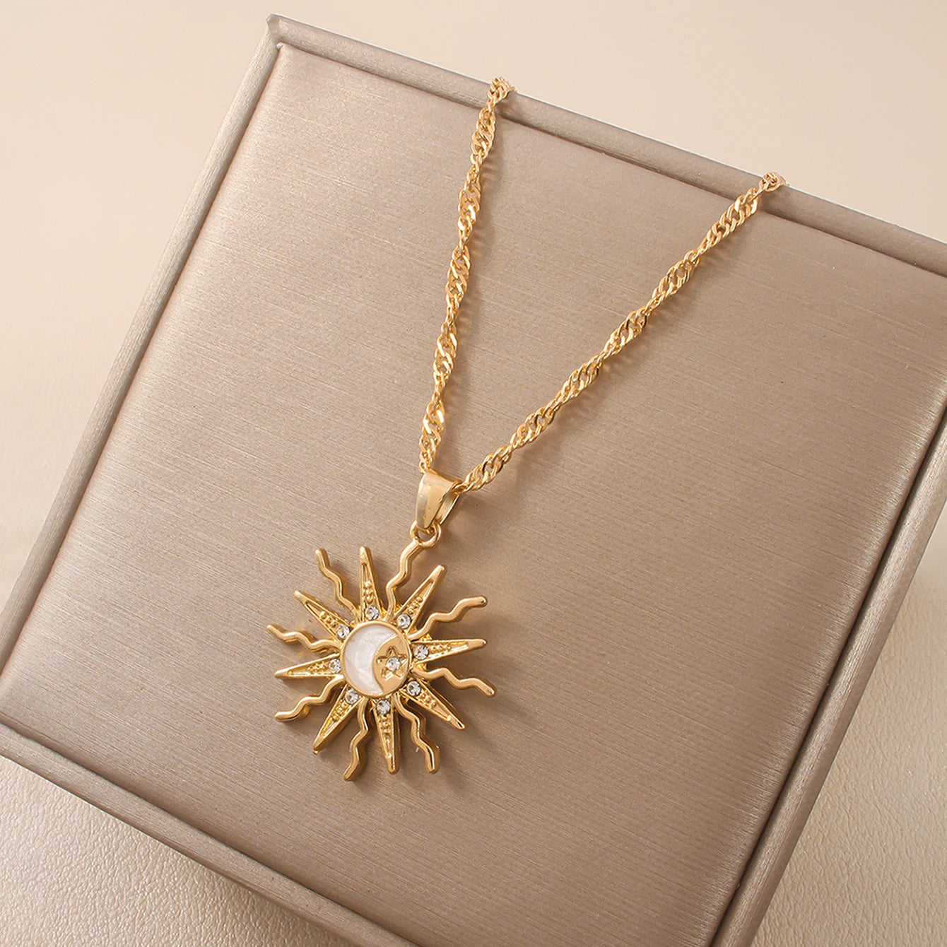Colar Feminino Triplo de Sol Brilhante