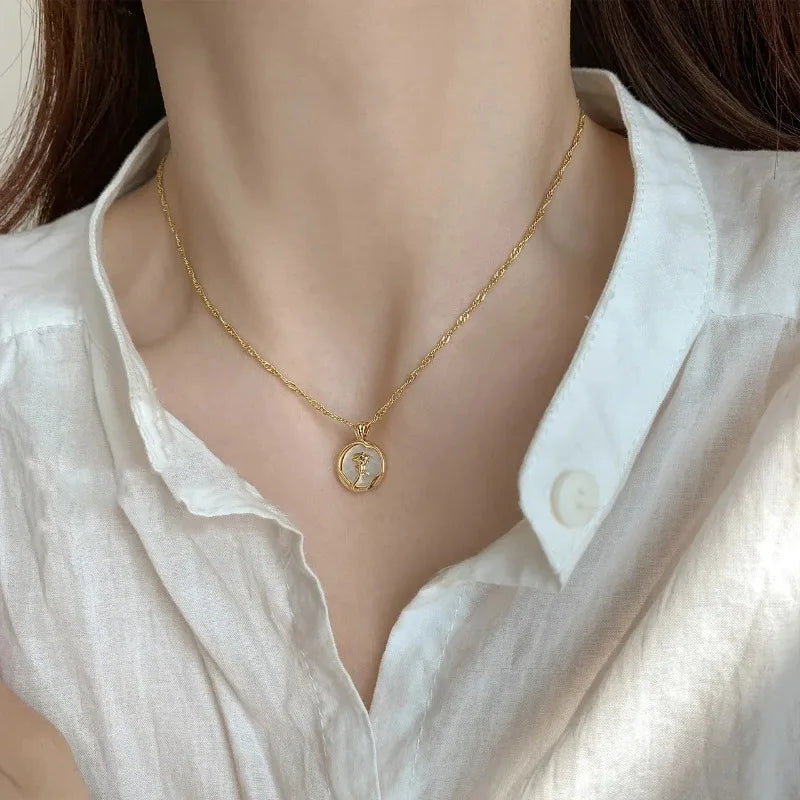 Colar Feminino Flor de Liz com Pingente