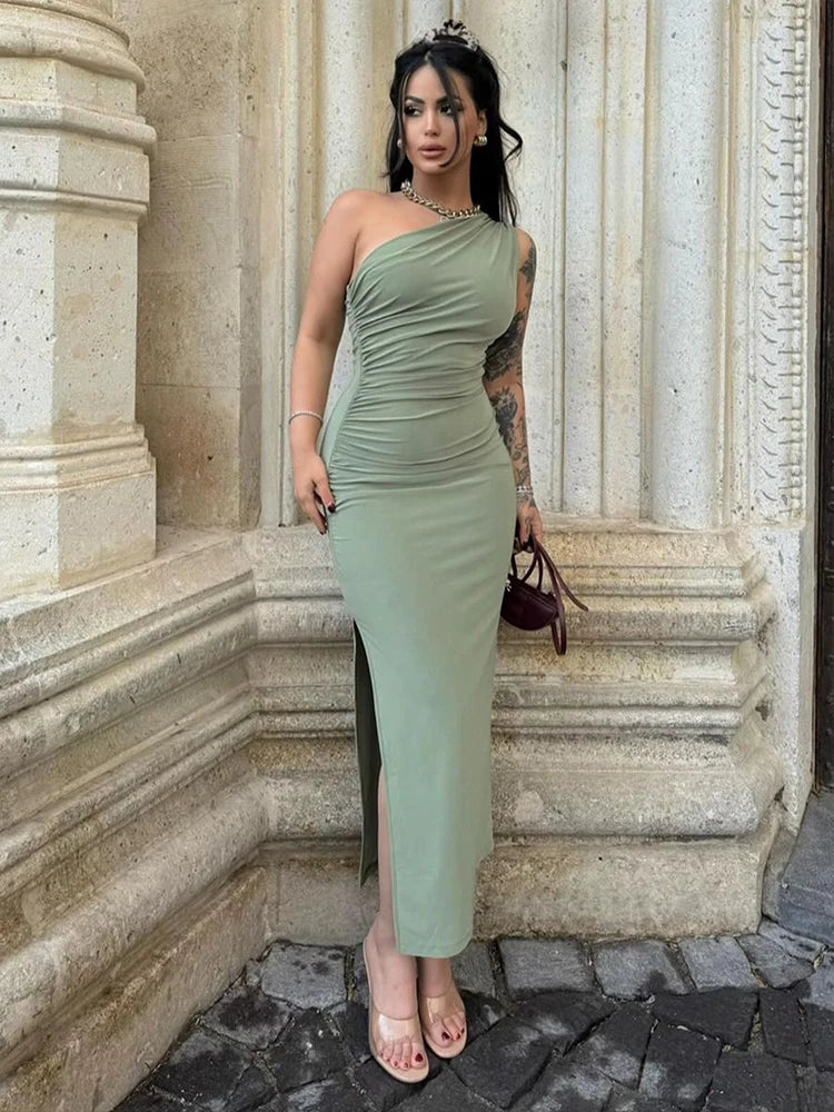Vestido Maxi Feminino Slim com Fenda Um Ombro Só by Loja Bruna Modas