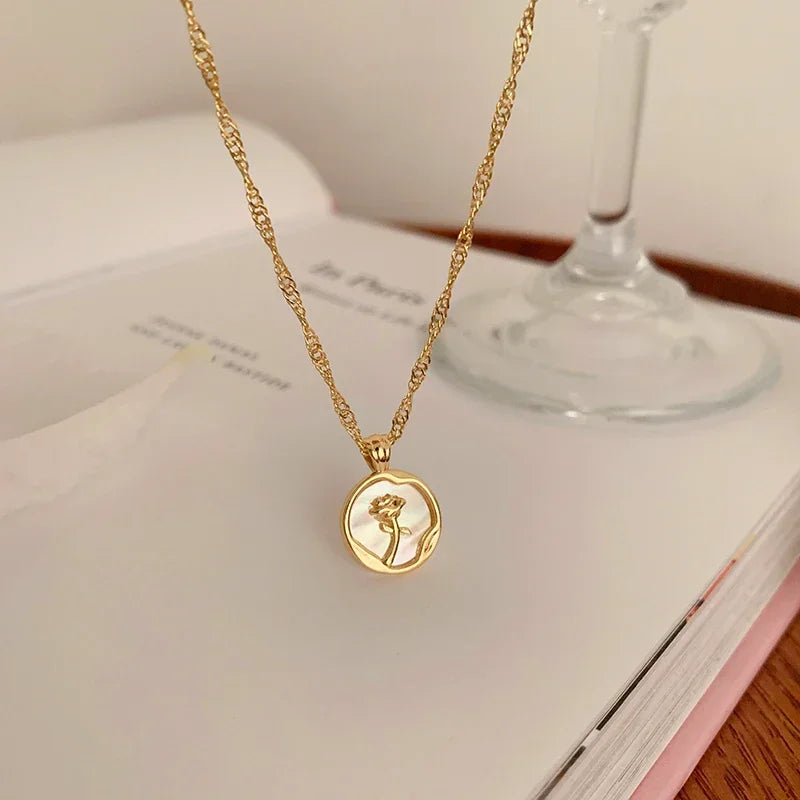 Colar Feminino Flor de Liz com Pingente