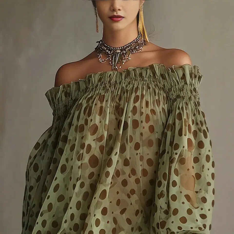 Vestido Curto Feminino Ombro à Ombro com Estampa de Bolinhas