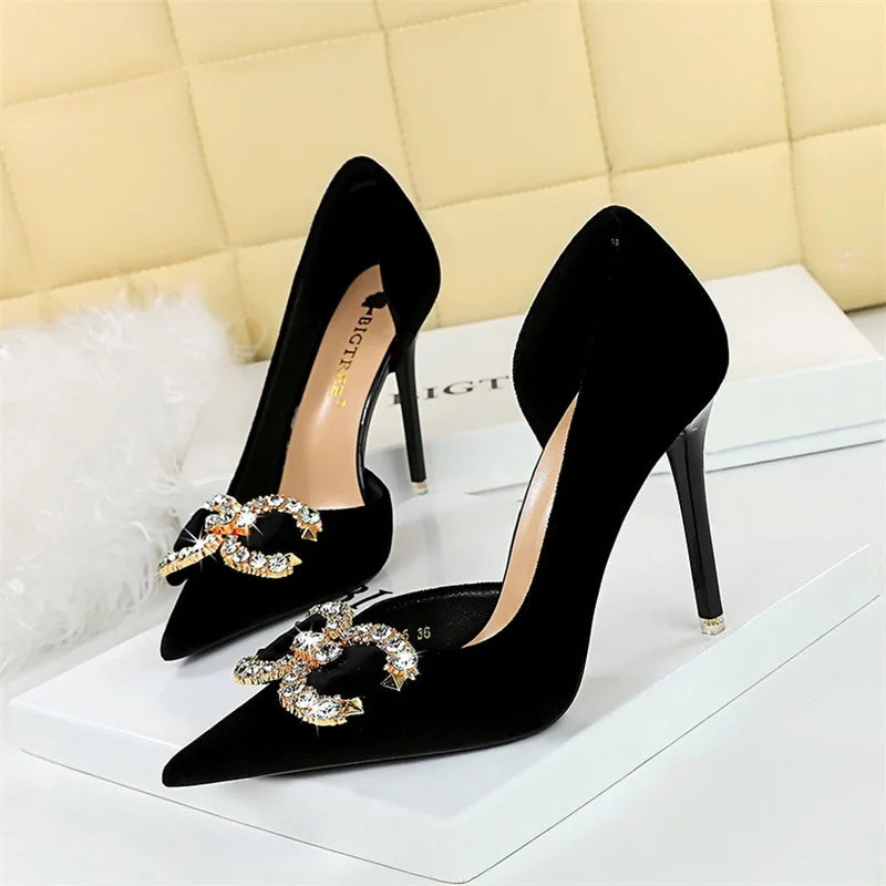 Sapato Social Feminino com Fivela de Strass by Loja Bruna Modas