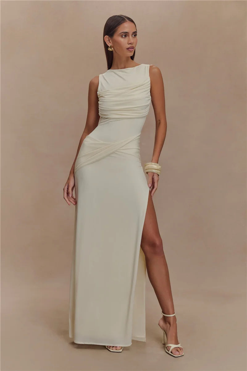 detalhe do decote em O no vestido longo feminino maxi