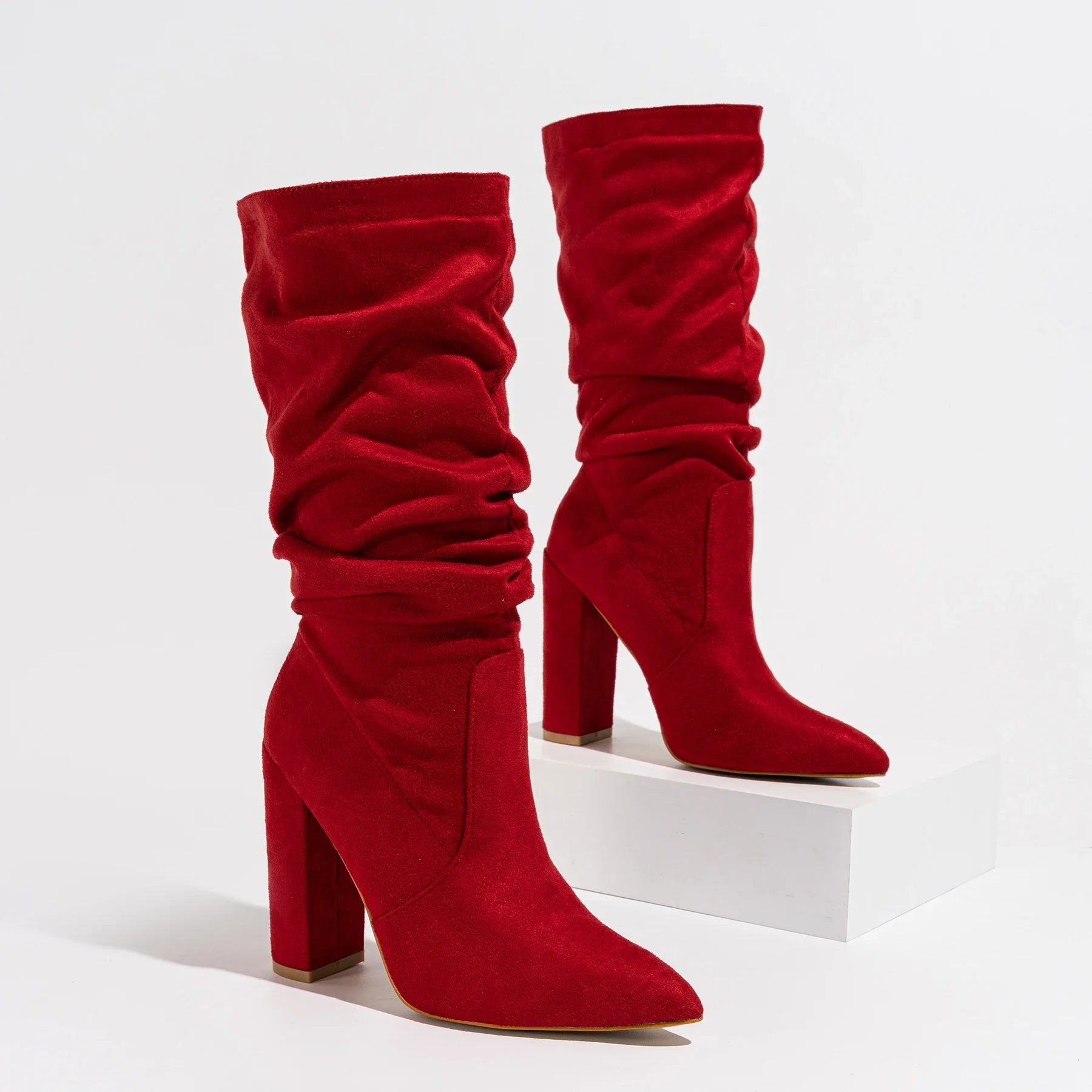 Bota Feminina de Camurça Sintética