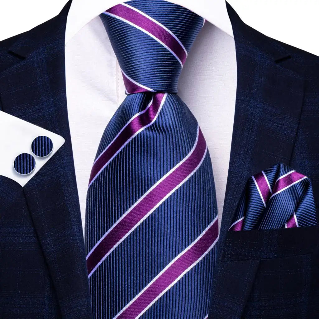 Gravata Masculina de Luxo Listrada com Acessórios