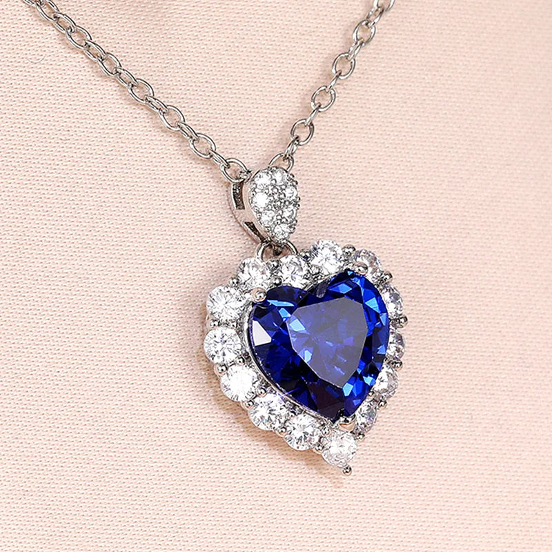 Colar Feminino com Pingente de Coração Azul
