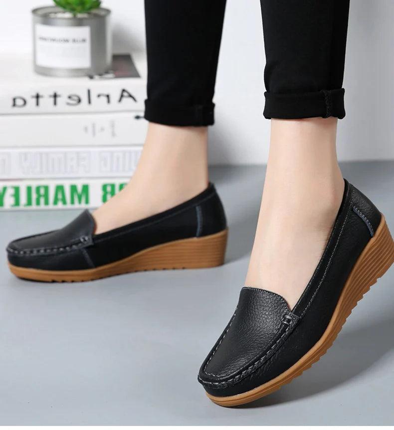 Mocassins Femininos de Couro com Salto Confortável | Estilo e Conforto