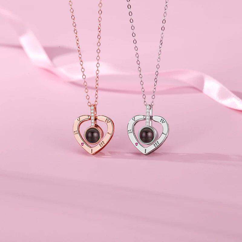 Colar Feminino  "Eu Te Amo" em 100 Idiomas – Com Rosa e  Caixa de Presente