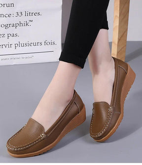 Mocassins Femininos de Couro com Salto Confortável | Estilo e Conforto