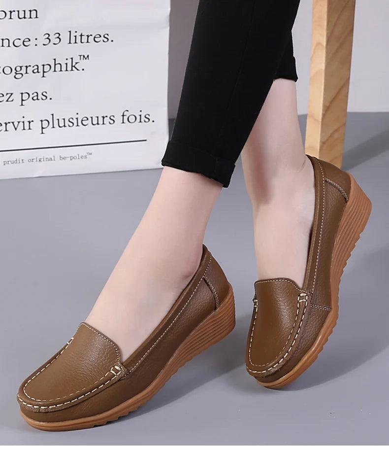 Mocassins Femininos de Couro com Salto Confortável | Estilo e Conforto