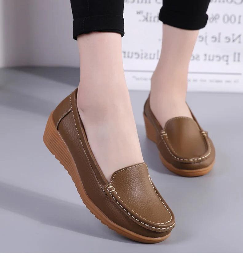 Mocassins Femininos de Couro com Salto Confortável | Estilo e Conforto