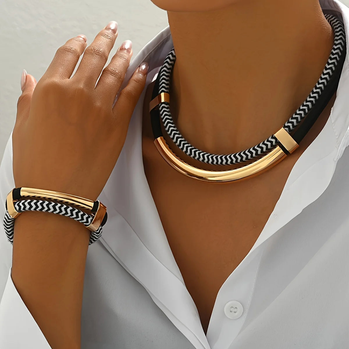 Conjunto de Jóias Feminina com Pulseira e Colar em Tubo