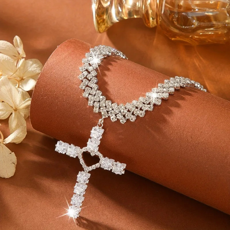 Colar Gargantilha Feminino com Pingente de Cruz de Cristal