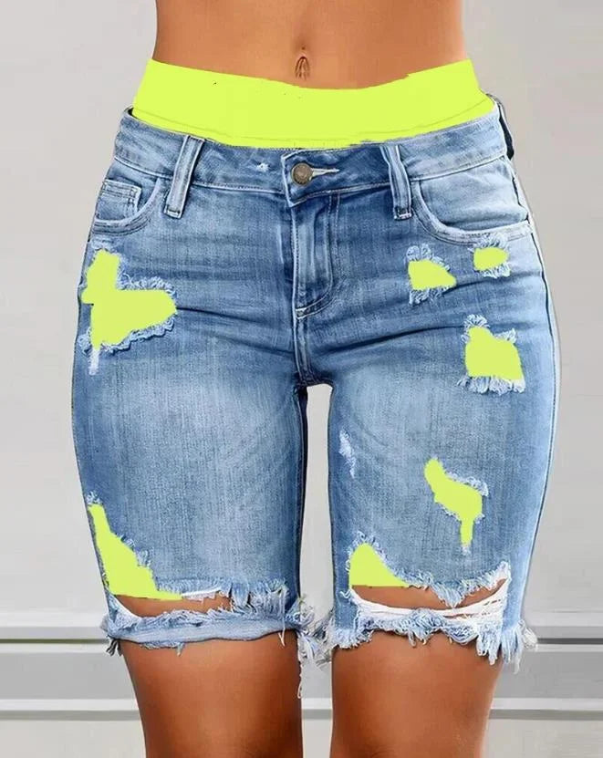 Shorts Jeans Feminino Rasgado com Estampa Colorida