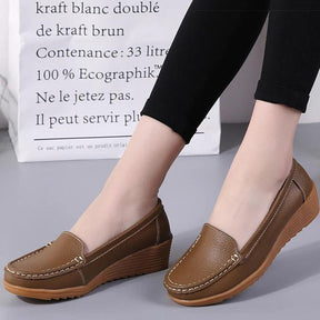 Mocassins Femininos de Couro com Salto Confortável | Estilo e Conforto