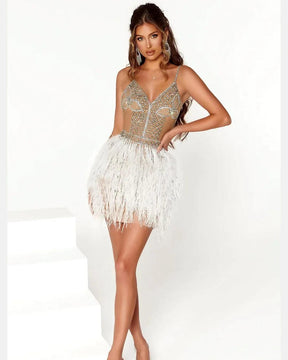 Vestido Sexy Sem Costas com Plumas e Decote em V