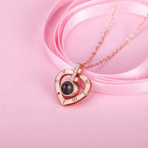 Colar Feminino  "Eu Te Amo" em 100 Idiomas – Com Rosa e  Caixa de Presente
