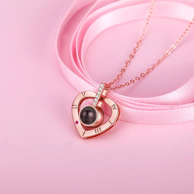 Colar Feminino  "Eu Te Amo" em 100 Idiomas – Com Rosa e  Caixa de Presente