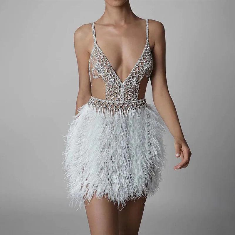 Vestido Sexy Sem Costas com Plumas e Decote em V