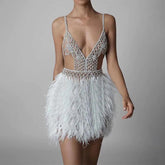 Vestido Sexy Sem Costas com Plumas e Decote em V
