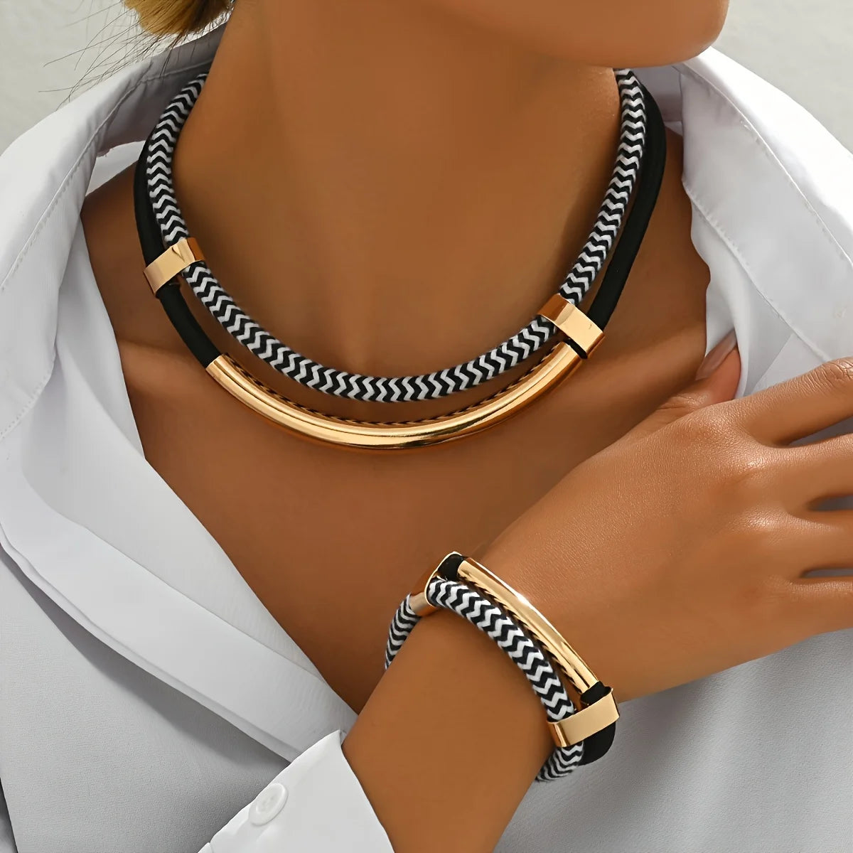 Conjunto de Jóias Feminina com Pulseira e Colar em Tubo