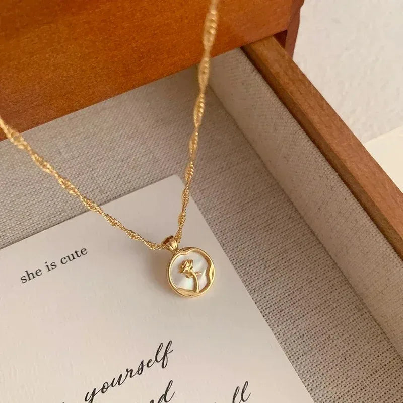 Colar Feminino Flor de Liz com Pingente