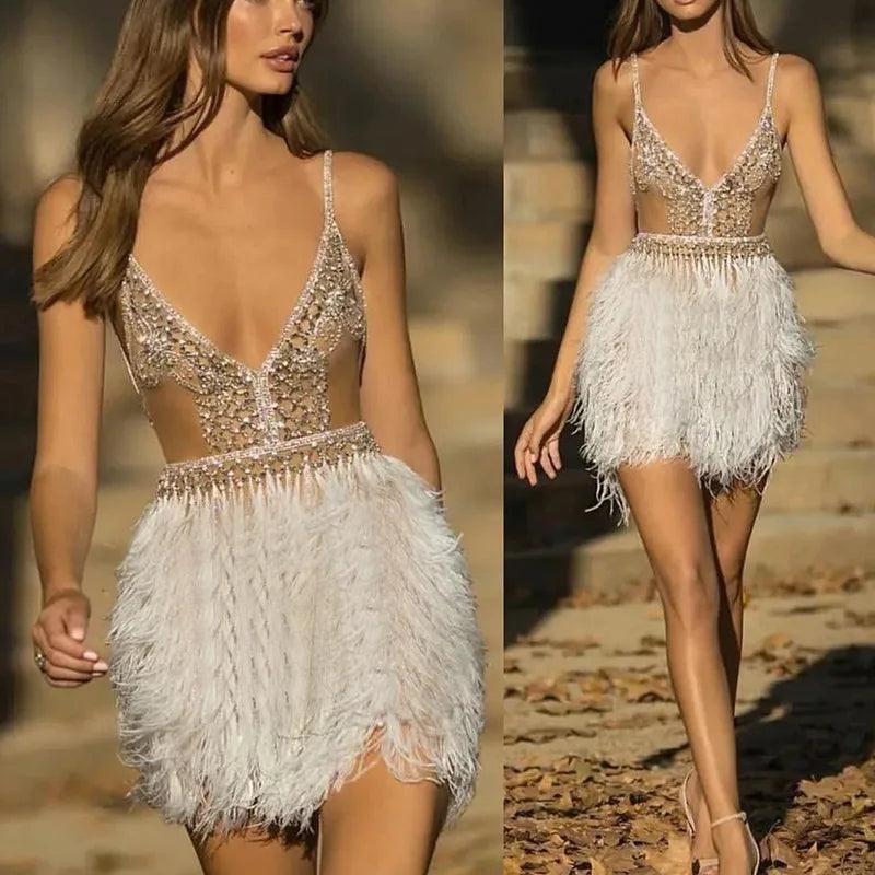 Vestido Sexy Sem Costas com Plumas e Decote em V