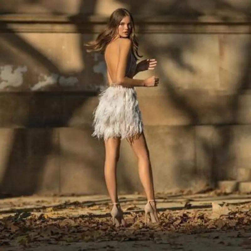 Vestido Sexy Sem Costas com Plumas e Decote em V