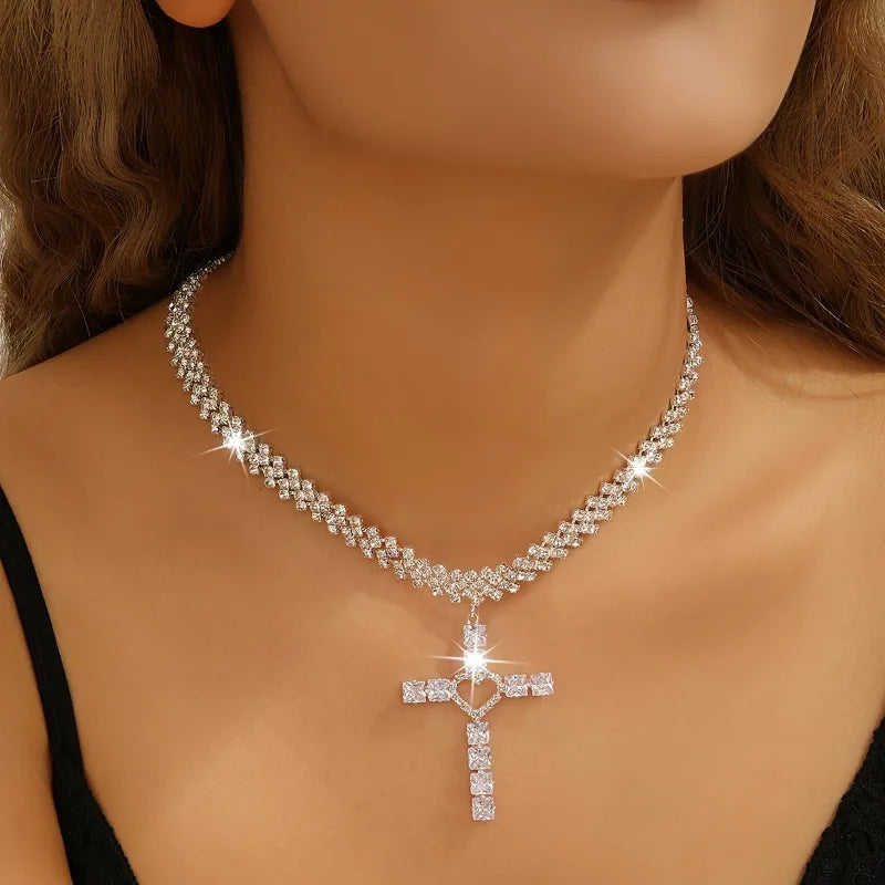 Colar Gargantilha Feminino com Pingente de Cruz de Cristal