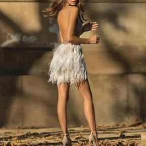 Vestido Sexy Sem Costas com Plumas e Decote em V