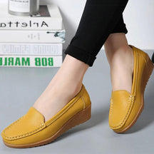 Mocassins Femininos de Couro com Salto Confortável | Estilo e Conforto