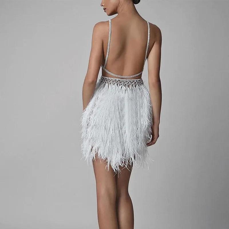 Vestido Sexy Sem Costas com Plumas e Decote em V