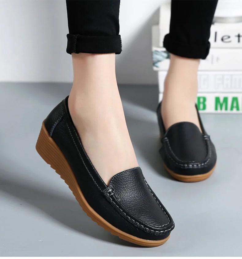 Mocassins Femininos de Couro com Salto Confortável | Estilo e Conforto