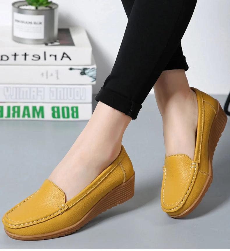 Mocassins Femininos de Couro com Salto Confortável | Estilo e Conforto